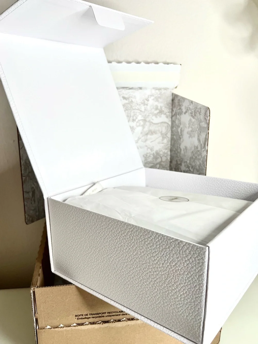 ✨Dior white empty gift box with signature ribbon and tissues✨